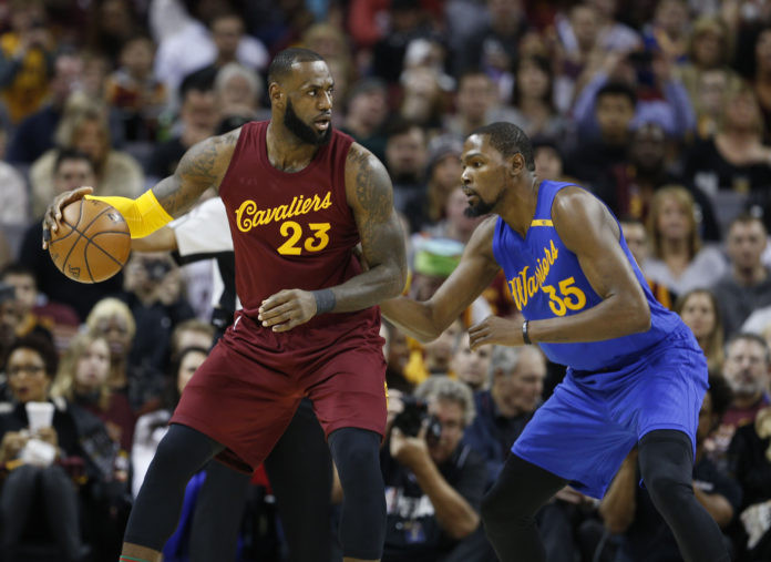 LeBronJamesdesanimaalosfanticosdelosWarriors696x507